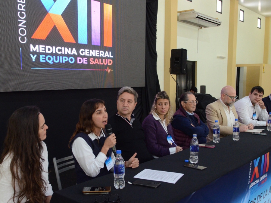 Con presencia de estudiantes, docentes y autoridades de nuestra Facultad, comenzó el XIII Congreso de Medicina General y Equipo de Salud.