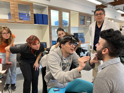 Laboratorio de Habilidades Clínicas de Laringe con los estudiantes de 5to año.