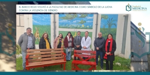 El Banco Rojo volvió a la Facultad de Medicina como símbolo de la lucha contra la violencia de género
