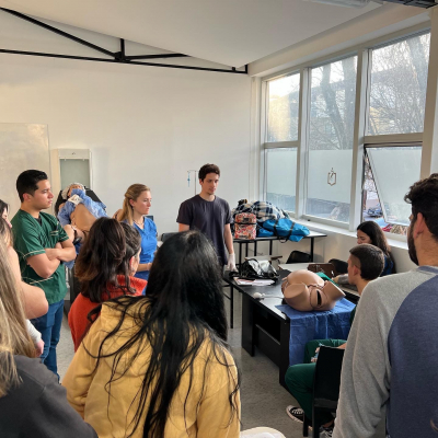 Practicas en el Laboratorio de Habilidades Clínicas, con equipos de simulación.